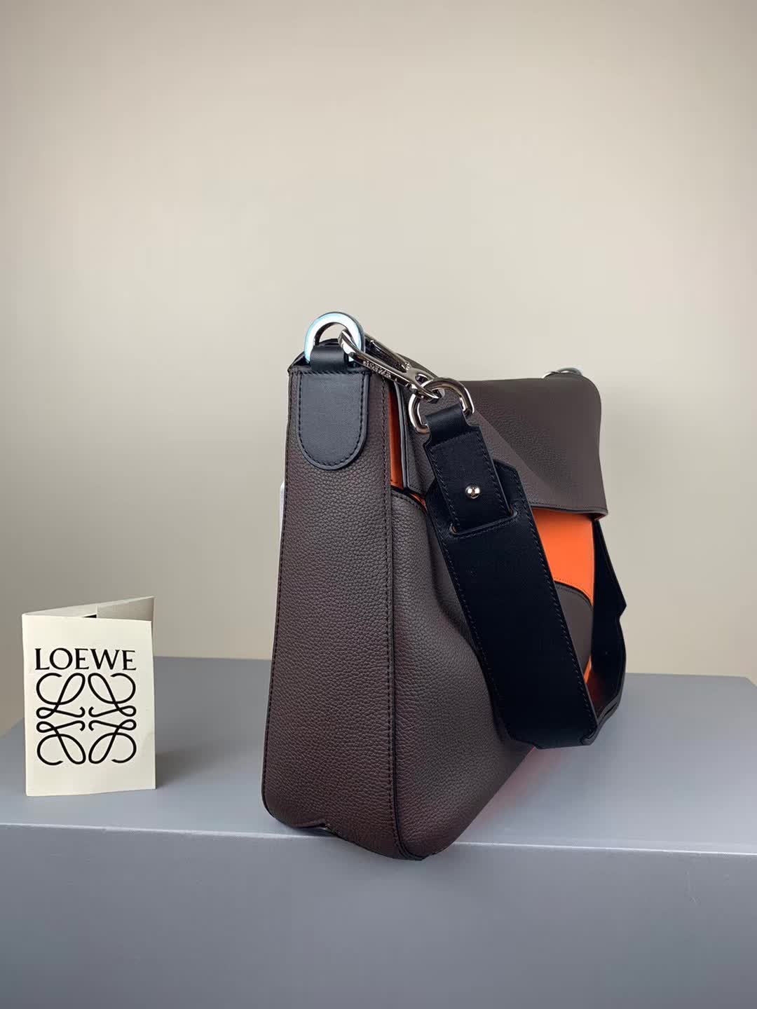 loewe·最新款puzzle messenger bagpuzzle男仕邮差包