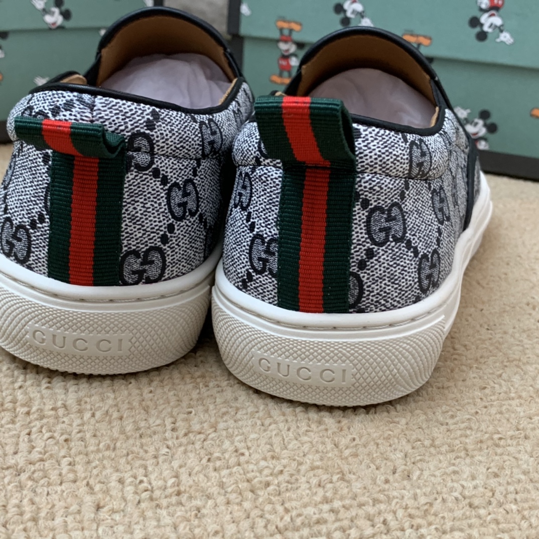 男士精品鞋子 休闲四季鞋系列 无鞋带系列 帆布系列  品牌名称:gucci