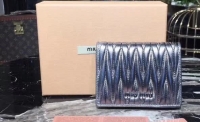 MiuMiu ·褶皺暗釦短夾；Size11cm